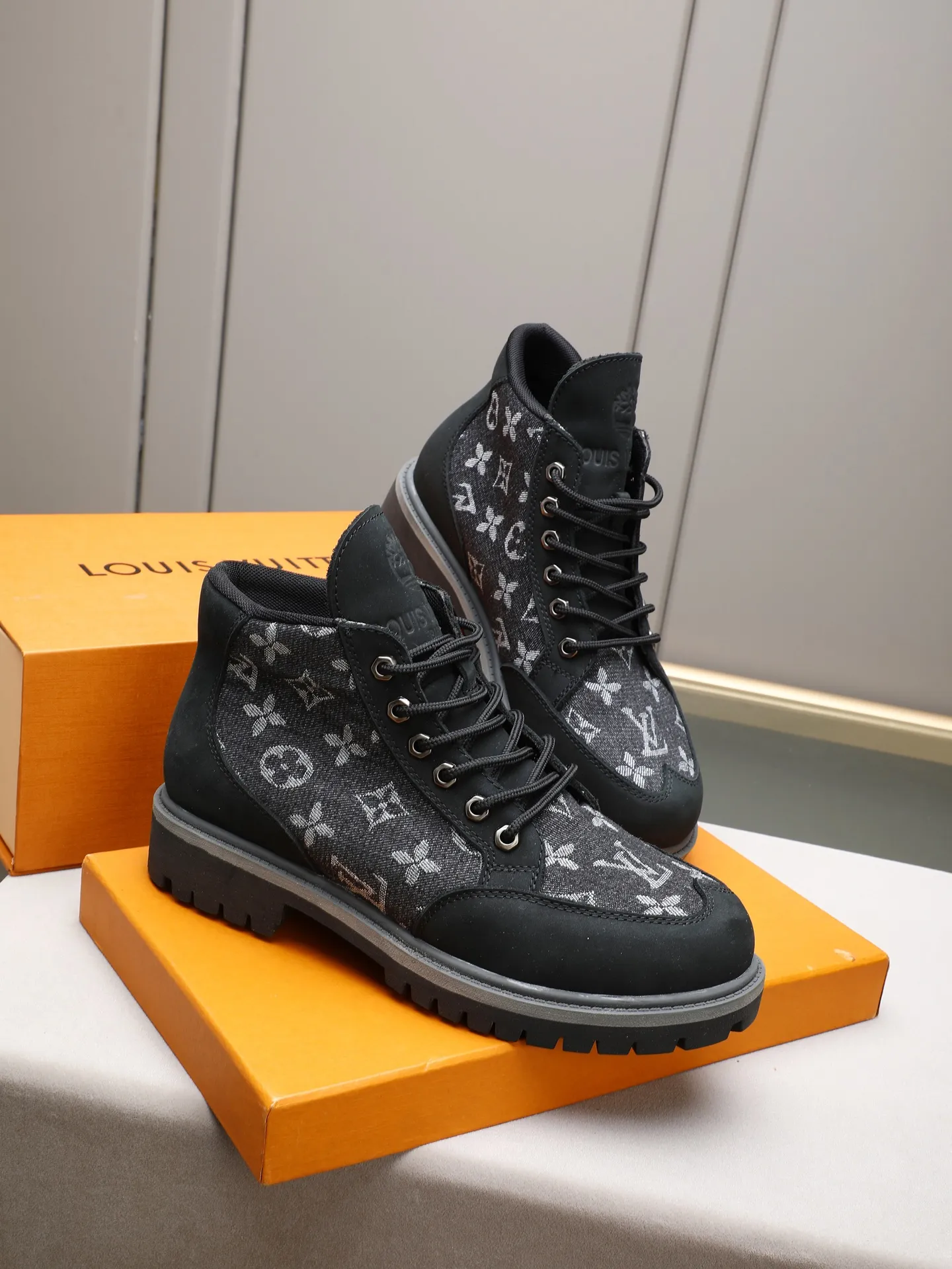 PP460 LOUIS VUITTON ss25 LV donkey brand new thick-soled lace-up big-toe shoes men's casual shoes high-top short boots. These boots are crafted from top-grain calf leather for a lightweight and comfortable fit. The thick EVA outsole is embellished with eye-catching ridges, and the trendy attitude of being both strong and soft makes it an everyday choice. ✔Upper: imported first-layer cowhide ✔Inner lining: sheep lining ✔Outsole: original molded outsole Size: 38-44 (45 customized)